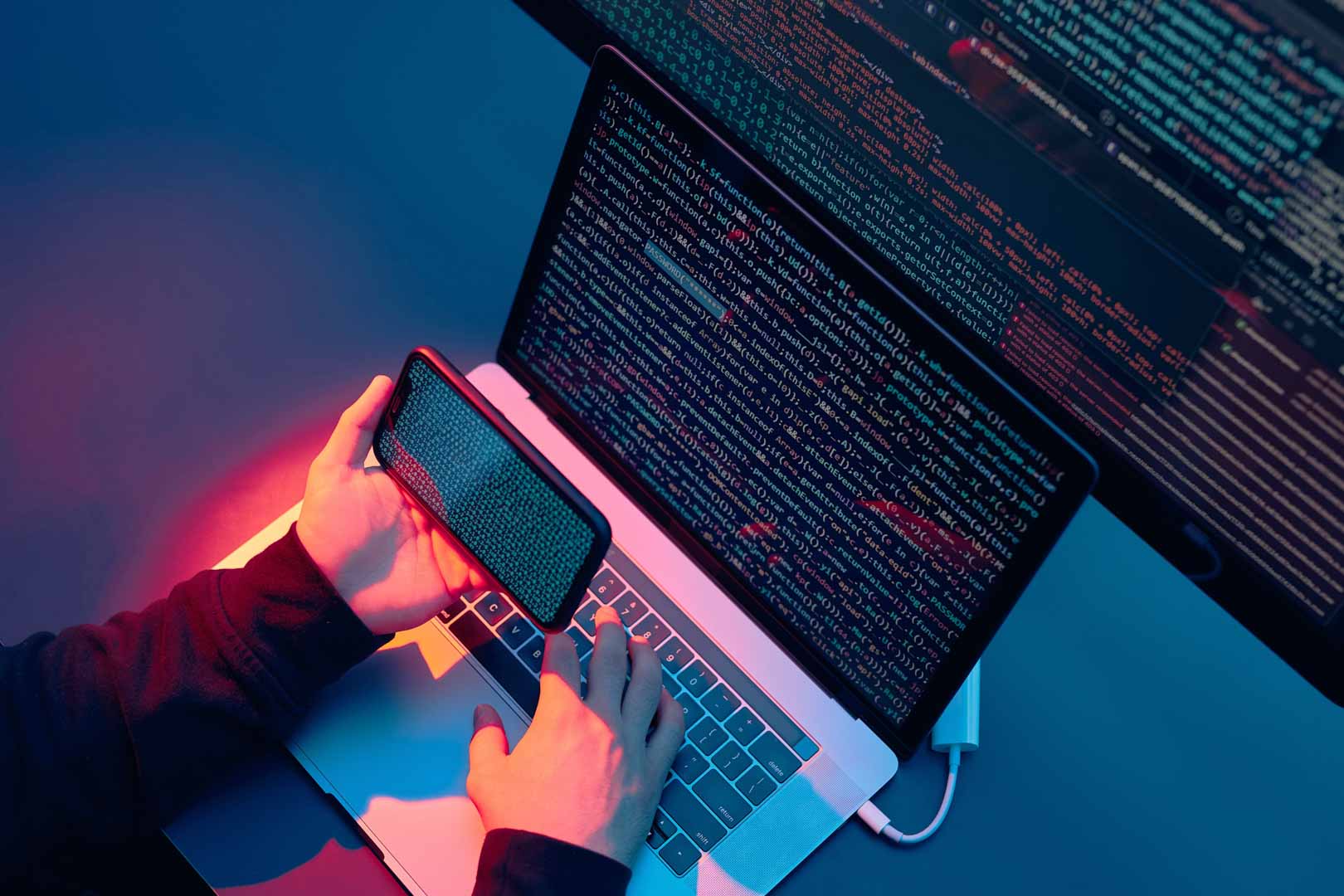 Programador-auditoria-phishing-fraude-hacker-pirata-informatico-robo-estafa